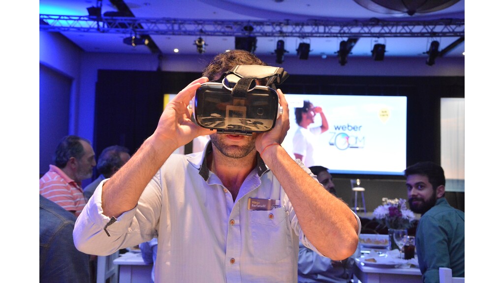 Imagen de un usuario utilizando un casco de realidad virtual Imagen de un usuario utilizando un casco de realidad virtual