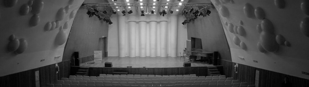 Imagen en blanco y negro del auditorio Imagen en blanco y negro del auditorio