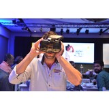Imagen de un usuario utilizando un casco de realidad virtual Imagen de un usuario utilizando un casco de realidad virtual