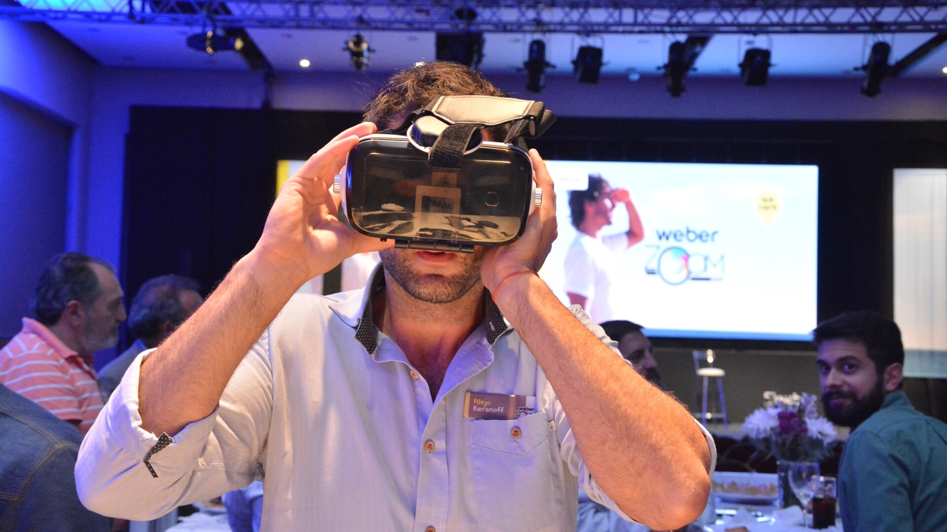 Imagen de un usuario utilizando un casco de realidad virtual Imagen de un usuario utilizando un casco de realidad virtual
