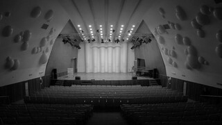 Imagen en blanco y negro del auditorio Imagen en blanco y negro del auditorio
