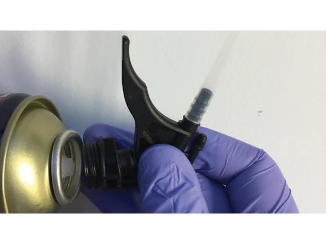 Preparar aerosol rellenar hueco en obra weber