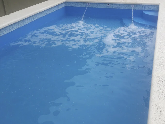 llenando piscina