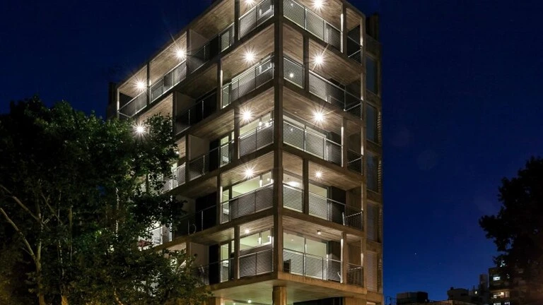 Imagen 1  Edificio en esquina: vacío en la planta baja